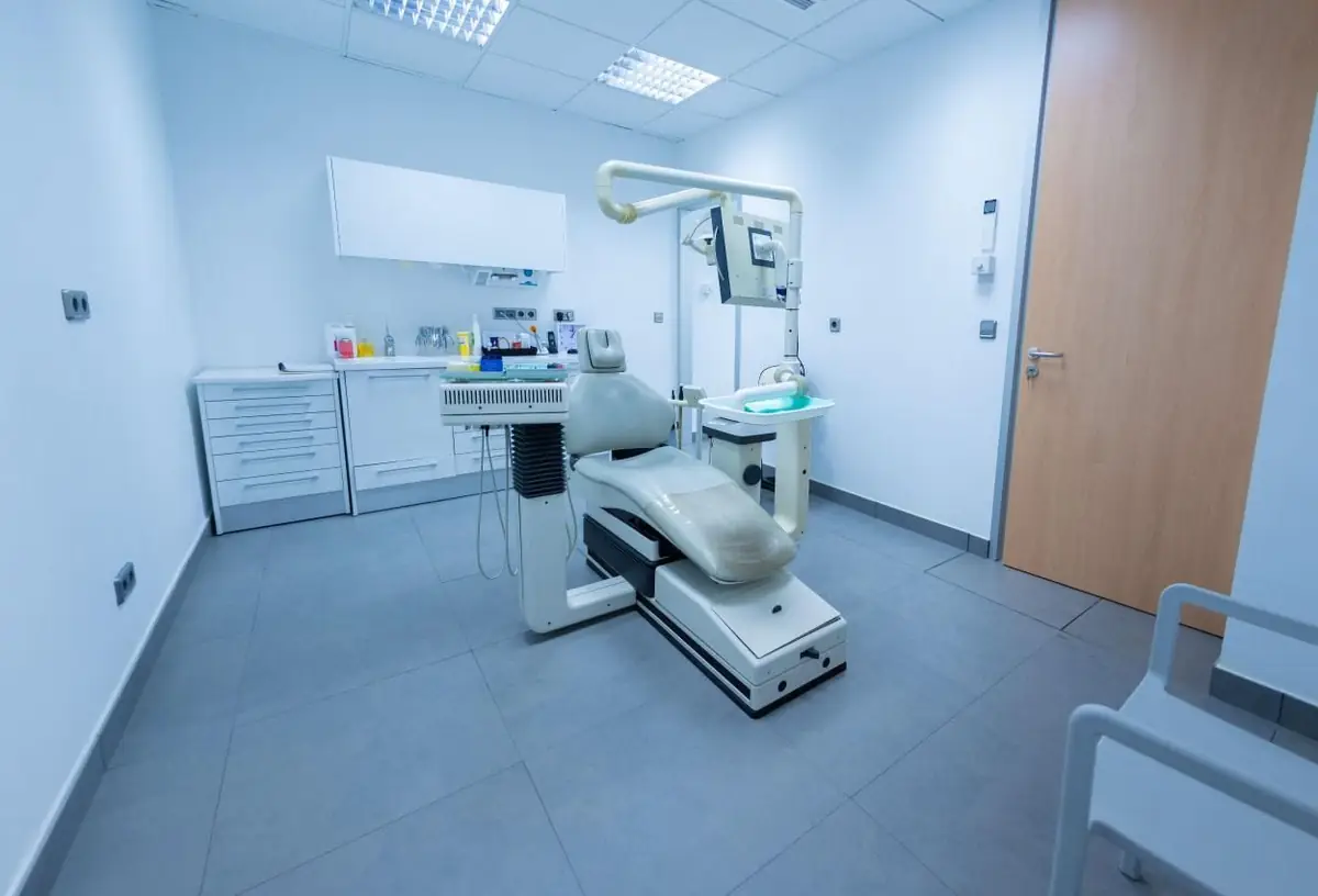 Gabinete preparado para tratamientos periodontales en Clínica Santamaría