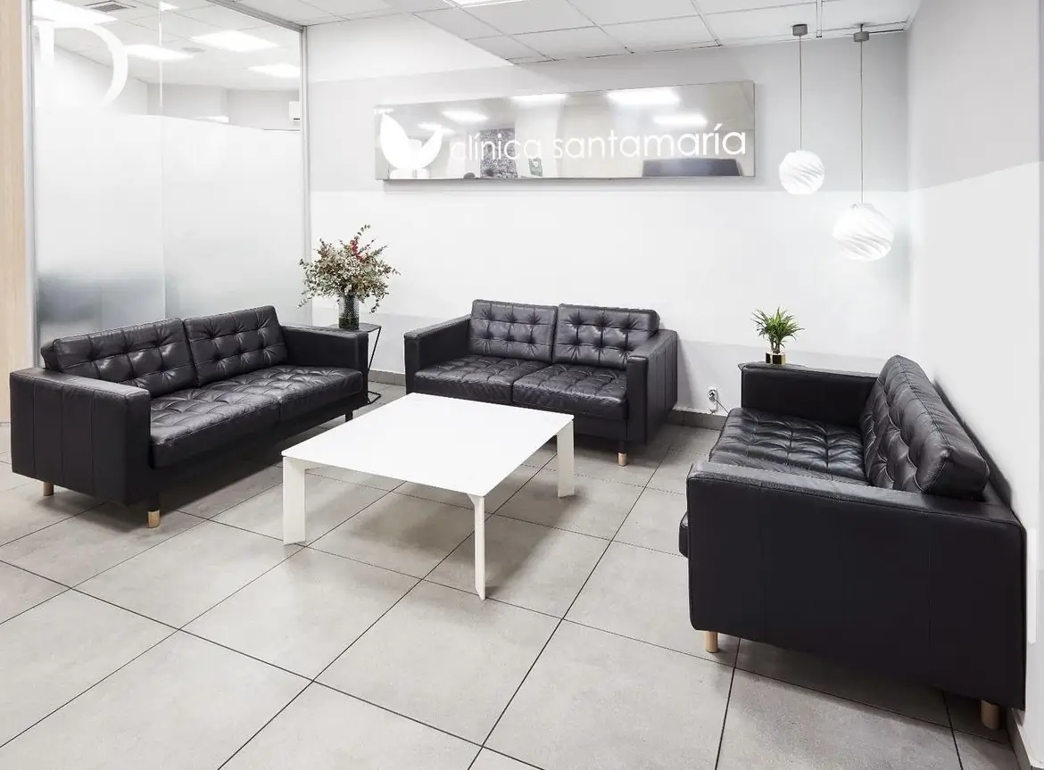 Zona de espera de Clínica Santamaría preparada para pacientes de odontopediatría